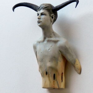 Leo Ferdinando Demetz, Serie Giovane Guerriero, cirmolo, corno di camoscio, 32 cm (12,6 in)