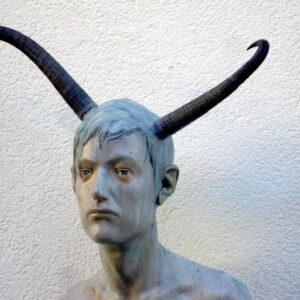 Leo Ferdinando Demetz, Serie Giovane Guerriero (particolare), tiglio, corna vere, 53 cm (20,9 in)