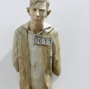 Leo Ferdinando Demetz, Colpevole III, tiglio, matita, 65 cm (25,6 in)