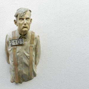 Leo Ferdinando Demetz, Colpevole IV (particolare), tiglio, matita, 60 cm (23,6 in)