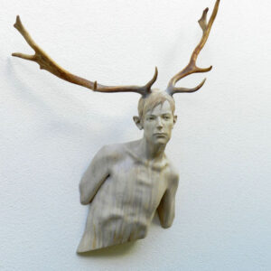 Leo Ferdinando Demetz, Serie Giovane Guerriero, tiglio, corna vere di cervo, 70 cm (27,6 in)