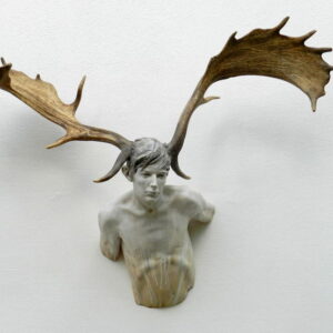 Leo Ferdinando Demetz, Serie Guerriero, tiglio e corna di daino, 100 x 75 cm (39,4 x 29,5 in)