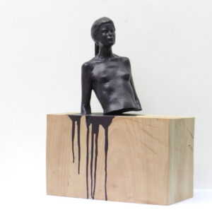 Leo Ferdinando Demetz, Insicurezza (donna), noce, carta e smalto, 49 cm (19,3 in)