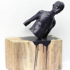 Leo Ferdinando Demetz, Insicurezza (uomo), noce, carta e smalto, 50 cm (19, 7 in)