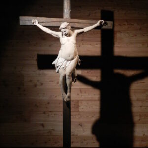 Leo Ferdinando Demetz, Alterazione - Cristo, castagno, 117 x 130 cm (46,1 x 51,2 in), croce, 151 x 285 cm (59,5 x 112,2 in)
