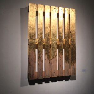 Leo Ferdinando Demetz, Cambio di valore, pellets, foglie d'oro, 80 x 114 cm (31,5 x 44,9 in)